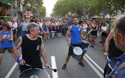 [UDARIKLIK] Laudioko buruhandi, txistulari eta dantzariak Esplugues de Llobregateko castellers artean