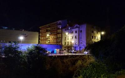 Gazte batzuk laban batekin mehatxatu zituen gizona geldiarazi zuen atzo Ertzaintzak