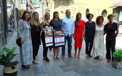 Larunbat honetan herriko 21 arropa dendaren proposamenak ikusteko aukera izango da Zarautz Moda desfilean