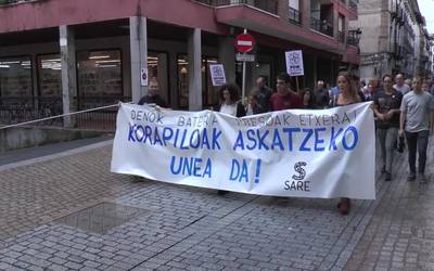 Euskal presoen eskubideak aldarrikatzeko manifestazioa egin dute Azpeitiko Sarek eta Kalerak