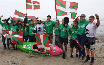 Oskar Martinez kide den kayak-surfeko Euskal Selekzioa seigarrenez munduko txapeldun