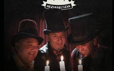 Hezurbeltzak taldearen emanaldia domekan, Udazabal egitaraua borobiltzeko