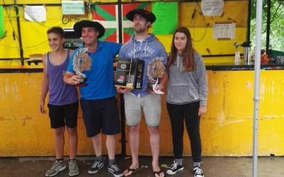 Irudietan: Ekain eta Iñaki zarauztarrek irabazi dute Santio Errekako mus txapelketa