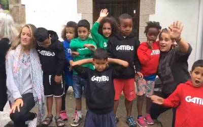 [BIDEOA] Gatibuk jertseak oparitu dizkie Rio de Oroko umeei