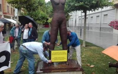 “Gogoan” eskulturako plaka lapurtzea salatu dute