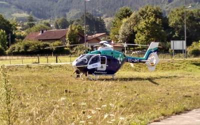 Osakidetzako helikopteroa bertaratu da larrialdi bat kudeatzeko