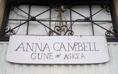 Anna Campbell Gune Askea sortu dute Bilbon