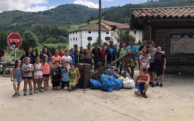 30 bat lagun bildu dira erreka garbitzeko auzolanean Zubietan