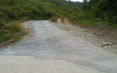 Martxan dira hiru baserri-bide konpontzeko lanak, Elgetan
