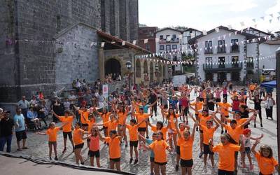 Irudietan: Aspanogiren alde dantza egin dute aiarrek festetan