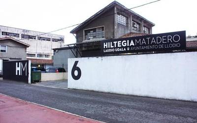 Udal hiltegiaren itxiera salatu du EH Bilduk, eta akordioa lortzeko eskatu