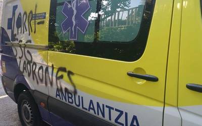 Larrialdi Zerbitzuetako 2 anbulantzia eraso dituzte, lan baldintzak salatzeko