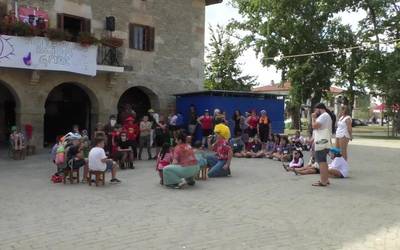 Haurren mozorro festa ospatu dute Andra Mari jaietan