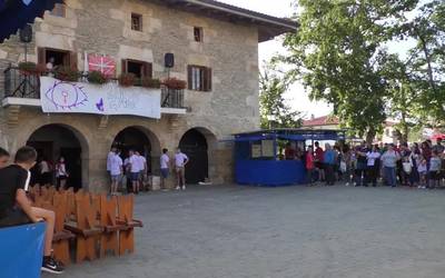 Txistulariekin eta makilaren jaitsierarekin  hasi dituzte festak