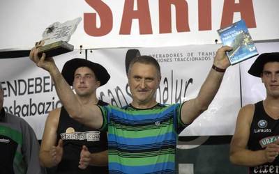 Ramon Latasa Sariko aizkolariek Antton Espelosin antolatzailea omendu dute