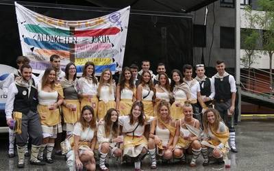 Suziriarekin batera jo du goia festak