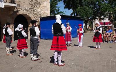 Goruntz Dantza Taldearen emanaldiarekin  gozatu dute herritarrek