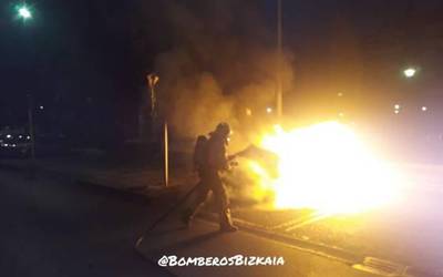 Hiru edukiontzi eta trafiko seinale bat erre dituzte bart Zornotzan