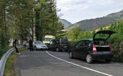 Bi autok talka egin dute Azpeititik Urrakirako bidean