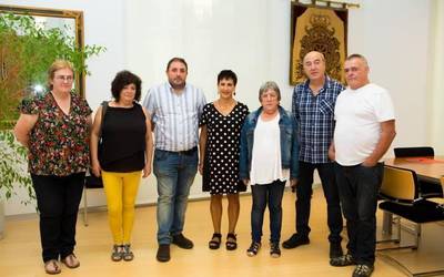 Altsasuko Gurasoekin bildu da Unai Hualde Nafarroako Parlamentuko burua