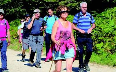 Aresoko Mendi Martxaren atarian, orain arteko edizioekin osatutako argazki-galeria