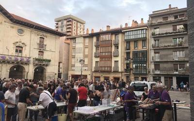 700 pintxotik gora salduta, Ekain Zubizarretari laguntzeko