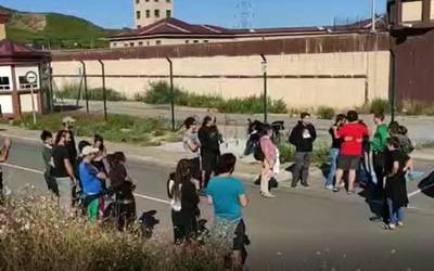 Sabin Mendizabalek zain zituen lagunak espetxeko atarian