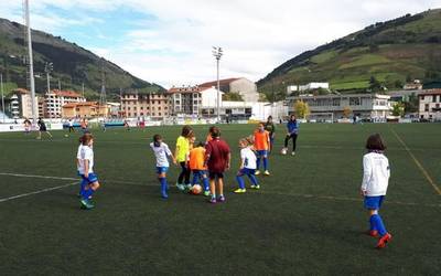 Zabalik dago Lagun Onaken futbol eskolan izena emateko epea