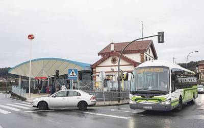Plentziako jaietan hainbat pertsonak jipoitu dutela salatu du 23 urteko gazte batek