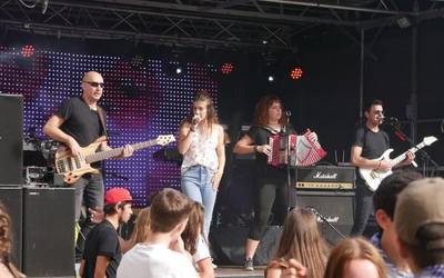 Ehunka lagun batu ziren Orozkon jokatzeko, bazkaltzeko, dantzatzeko eta jaiak agurtzeko