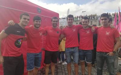 Irudietan: Zumaiarrak Donostian dira Telmo Deun ontzia animatzen