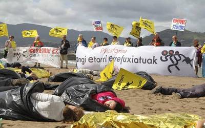 Mediterraneo itsasoan pertsona migratzaileak hil egiten direla gogoratu du Ongi Etorri Errefuxiatuak plataformak