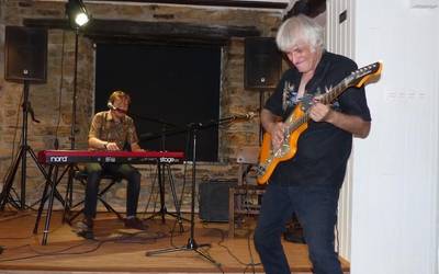Blues doinu dantzagarriekin gozatu eta gozatu arazi egin dute Tonky de la Peñak eta Paul San Martinek, Elgetan