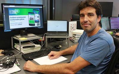 Josu Azpillaga: "Saiakera txiki bat da euskarazko ikono bat telefonoetan sartzeko"