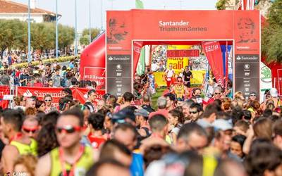 Domekan bueltatuko da Getxora Santander Triatloia