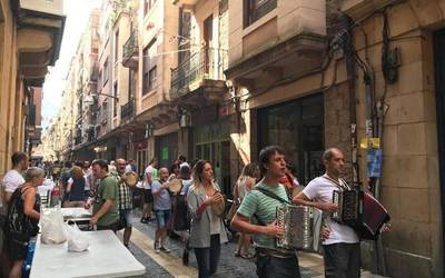 [ARGAZKI GALERIA] Sardina jana, trikitilariak eta giro ederra Goienkaleko jaietan