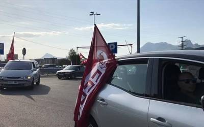 [BIDEOA] Sindikatuek auto-karabanak egin dituzte metalaren sektoreko greben atarian