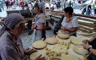 Leitzan taloaren aitzakian pesta borobila dute prest iganderako