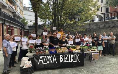 Arrasateko azokaren egoera "jasanezina" dela salatu dute merkatariek