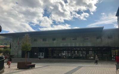 Klima larrialdiaz ohartarazteko, Azoka Plaza ez dute argiztatuko gaur gauean
