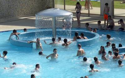 Udan 75.000 sarrera izan dituzte Agorrosinen eta zortzi egunetan mugatu dute igerilekuko edukiera