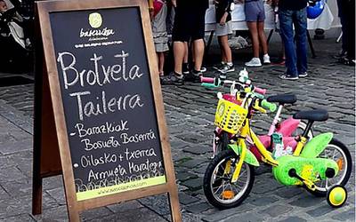 Brotxetak egiten ikasteko tailerra egingo dute hileko azken zapatuko azokan