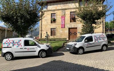 Kalean daude Iurretako Udalak erositako bi auto elektrikoak