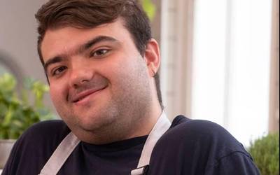 Alex kamera aurrean sukaldaritza trebakuntza jasotzen