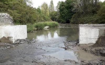 Uraren Euskal Agentziak presa txiki bat bota du Nerbioin, Refor inguruan