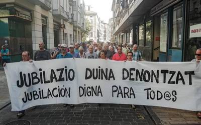 Pentsiodunek manifestazioa egin dute herriko kaleetan, Pertsona Helduen Nazioarteko Egunaren bezperan