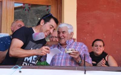 Giro ederrarekin ospatu dituzte Mikel Deunako jaiak