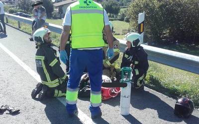 Bi pertsona eraman dituzte ospitalera, auto eta motor batek talka egin ostean
