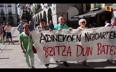 Kalejira aldarrikatzailea egin dute Pertsona Helduen Nazioarteko Egunean