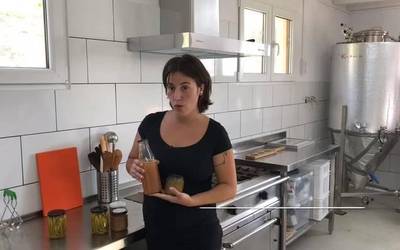[BIDEOA]: "Udako ekoizpen oparoa aprobetxatzen dugu kontserbak egiteko eta neguari kolorea emateko"